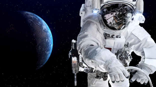 Astronauta astronauta faz caminhada espacial enquanto trabalha para missão de voo espacial