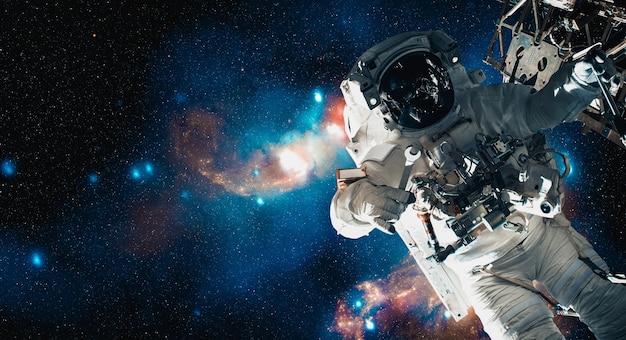 Astronauta astronauta faz caminhada no espaço enquanto trabalha para a estação espacial