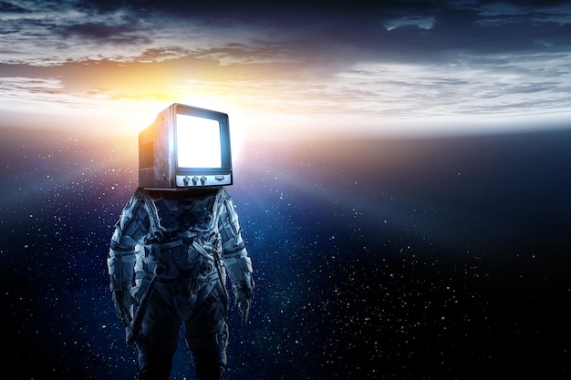 Astronauta com cabeça de TV vintage na caminhada espacial na órbita do planeta. Mídia mista.