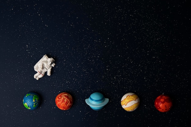 astronauta e planetas no fundo do espaço