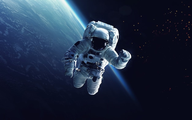 Astronauta em caminhada espacial