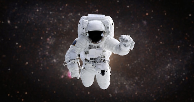 Astronauta en el espacio abierto contra la galaxia.