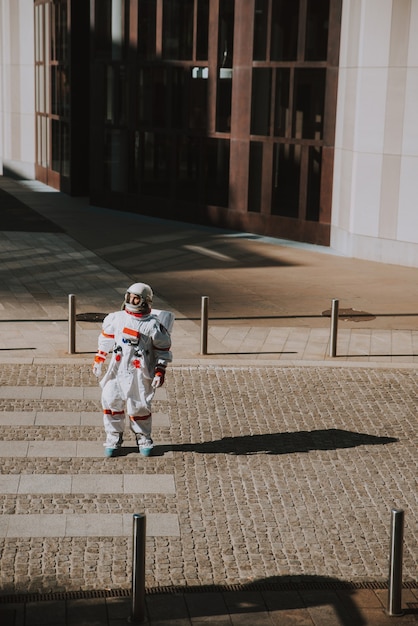 Astronauta en una estación futurista. astronauta con traje espacial caminando en un área urbana