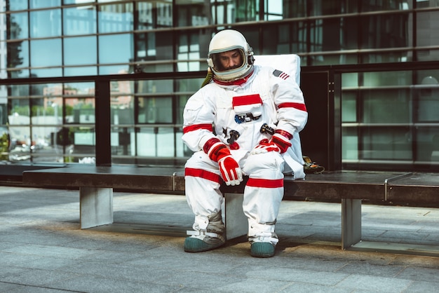 Astronauta en una estación futurista. astronauta con traje espacial caminando en un área urbana