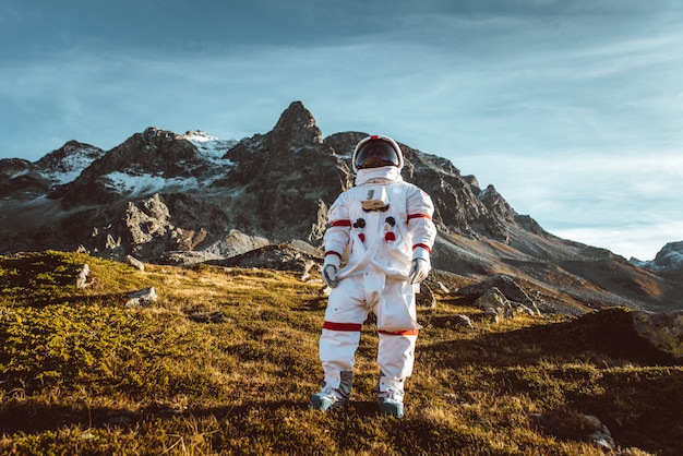 Astronauta explorando un nuevo planeta. Buscando un nuevo hogar para la humanidad. Concepto sobre ciencia y naturaleza.