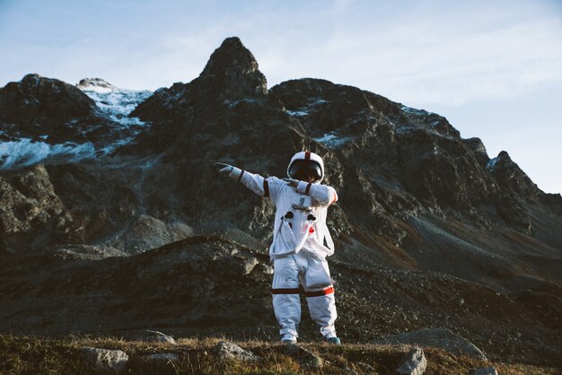 Astronauta explorando un nuevo planeta. Buscando un nuevo hogar para la humanidad. Concepto sobre ciencia y naturaleza.