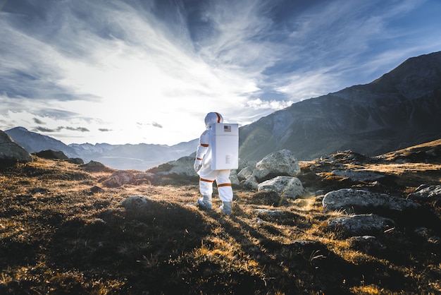 Astronauta explorando um novo planeta. procurando por um novo lar para a humanidade. conceito sobre ciência e natureza