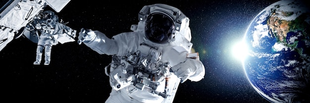 El astronauta hace una caminata espacial mientras trabaja para la estación espacial