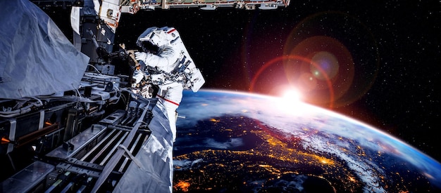 El astronauta hace una caminata espacial mientras trabaja para la estación espacial