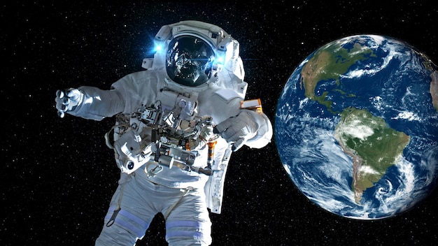 El astronauta hace una caminata espacial mientras trabaja para una misión de vuelo espacial