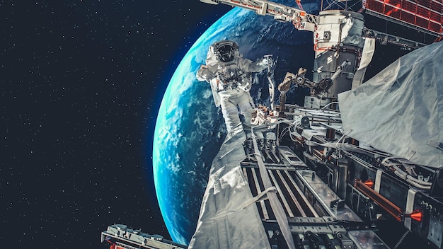 El astronauta hace una caminata espacial mientras trabaja para una misión de vuelo espacial