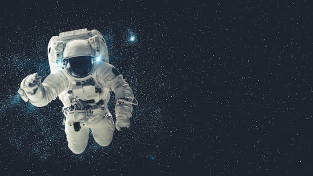 El astronauta hace una caminata espacial mientras trabaja para una misión de vuelo espacial