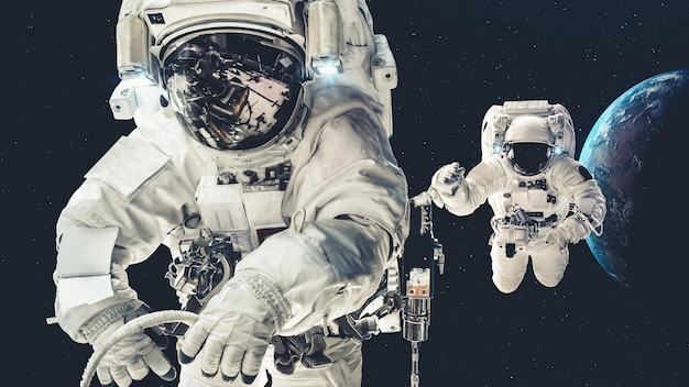 El astronauta hace una caminata espacial mientras trabaja para una misión de vuelo espacial