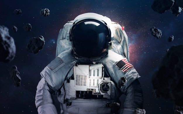 Foto astronauta haciendo una caminata espacial en los impresionantes fondos cósmicos con estrellas brillantes y asteroides
