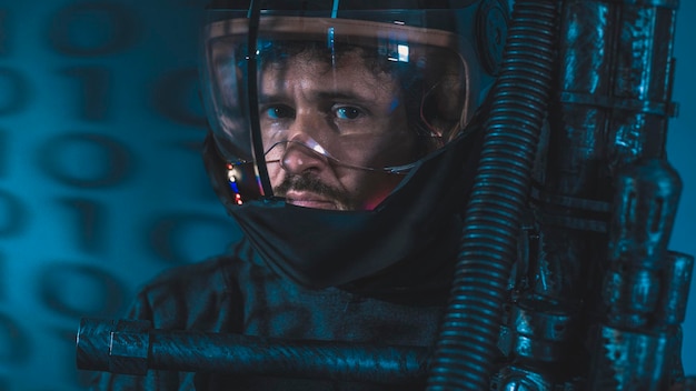 Astronauta, homem do espaço com capacete de luzes led, traje espacial e arma em forma de canhão