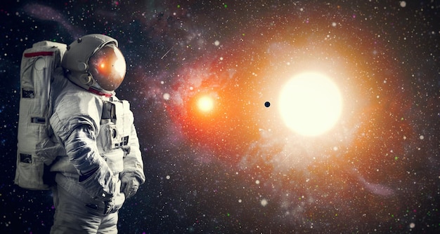 Astronauta no espaço sideral Arte cósmica papel de parede de ficção científica Beleza do espaço profundo Elementos desta imagem fornecidos pela NASA