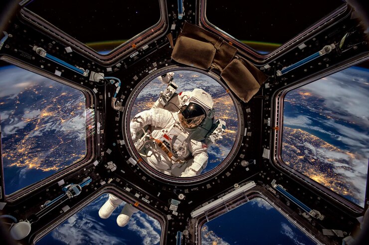 Foto astronauta no espaço sideral contra o pano de fundo do planeta terra. elementos desta imagem fornecidos pela nasa.