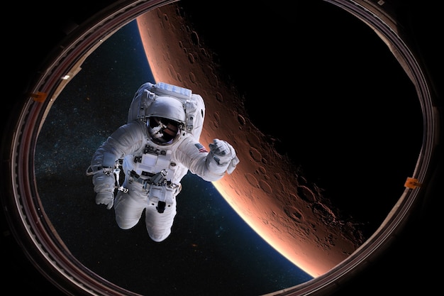 Astronauta no espaço sideral de vigia no fundo de Marte