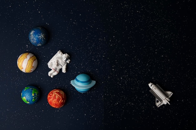 astronauta y planetas en el fondo del espacio