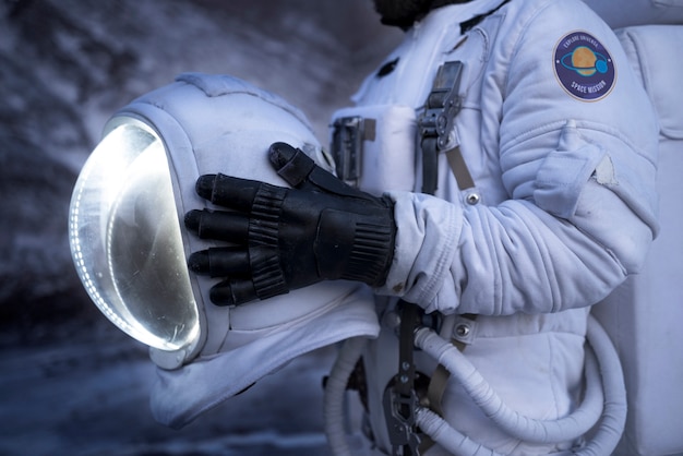 Foto astronauta tirando o capacete durante uma missão espacial em um planeta desconhecido