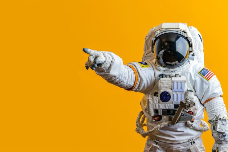 Astronauta en un traje espacial detallado que se extiende contra un fondo amarillo vívido que ilustra una postura futurista dinámica
