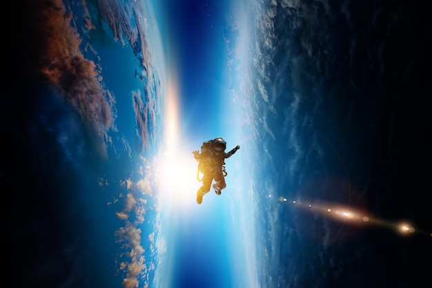 Astronauta en traje espacial en el espacio ultraterrestre al lado de un planeta