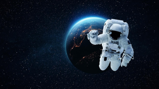Astronauta voando no espaço profundo com estrelas e o azul planeta Terra. Homem do espaço no espaço