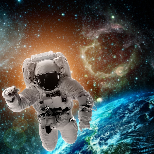 El astronauta vuela sobre la tierra en el espacio. Elementos de esta imagen proporcionada por la NASA