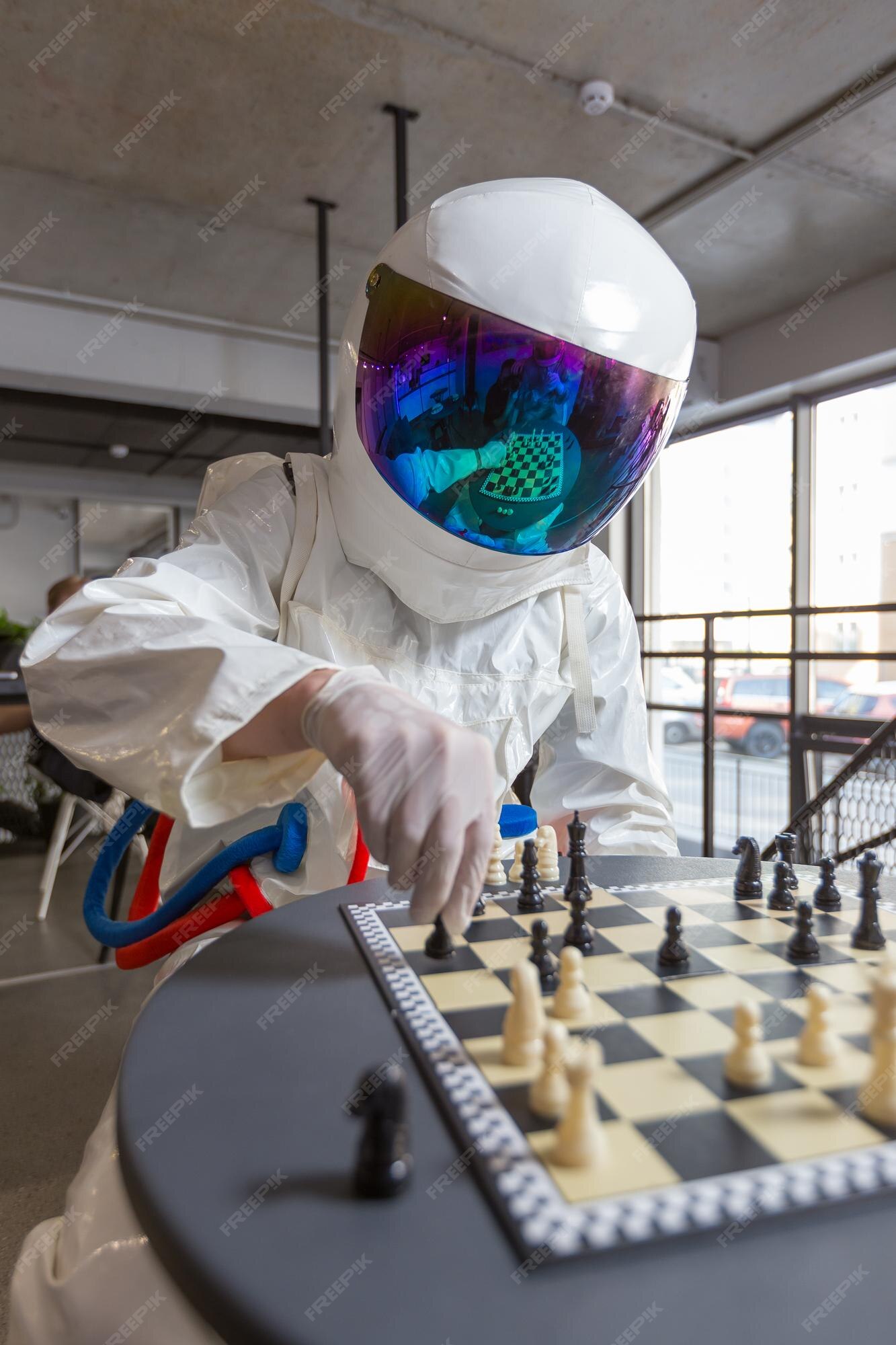 Astronautas jogando xadrez em trajes espaciais em hotel cápsula