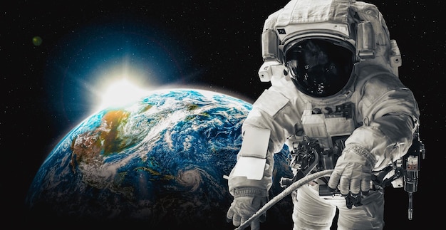 Astronauten-Raumfahrer machen einen Weltraumspaziergang, während sie für die Raumstation arbeiten