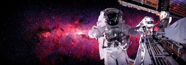Astronauten-Raumfahrer machen einen Weltraumspaziergang, während sie für die Raumstation arbeiten