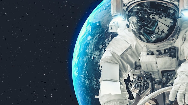 Foto astronauten-raumfahrer machen weltraumspaziergang, während sie für die raumfahrtmission arbeiten