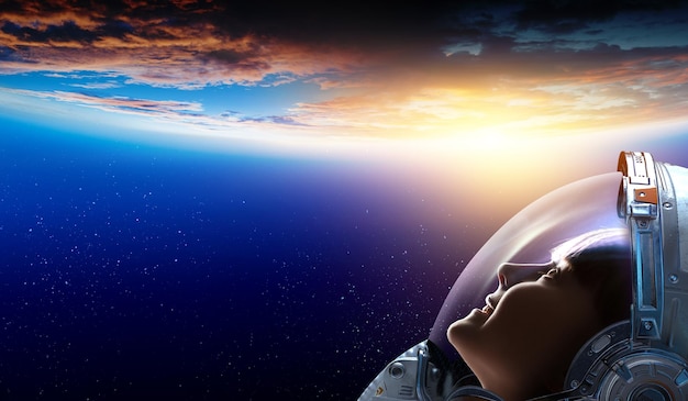 Astronautin beim Weltraumspaziergang auf der Umlaufbahn des Planeten.