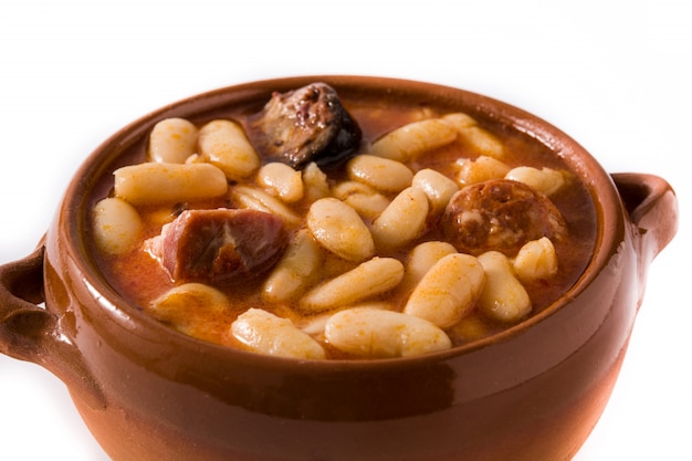 Asturiana espanhol típico do fabada isolado na superfície branca.