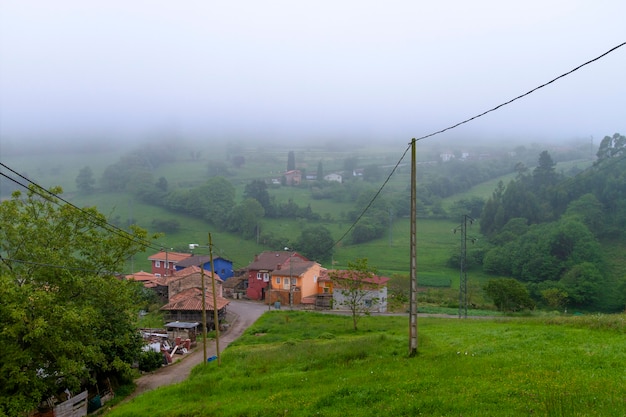 Asturisches Bergdorf fallender Nebel