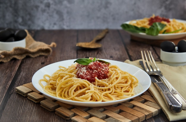 Foto asty colorido apetitoso espagueti cocido pasta italiana con salsa de tomate boloñesa
