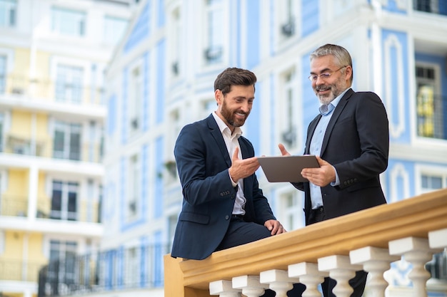 Foto asuntos comerciales. dos hombres discutiendo temas de negocios y luciendo involucrados