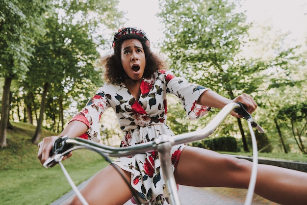 Asustada Chica Latina Está En Bicicleta En El Parque.