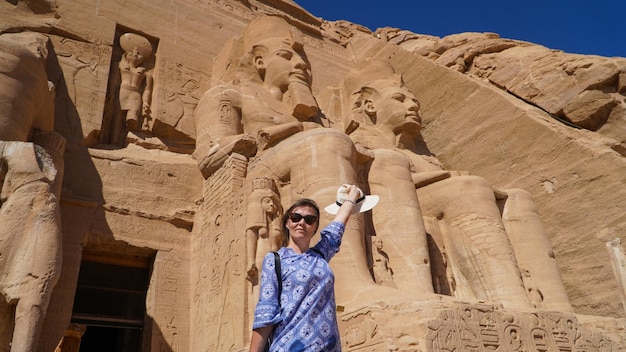 Aswan Egypt Turist en el gran templo de Abu Simbel del faraón Ramsés II en el sur de Egipto en Nubia