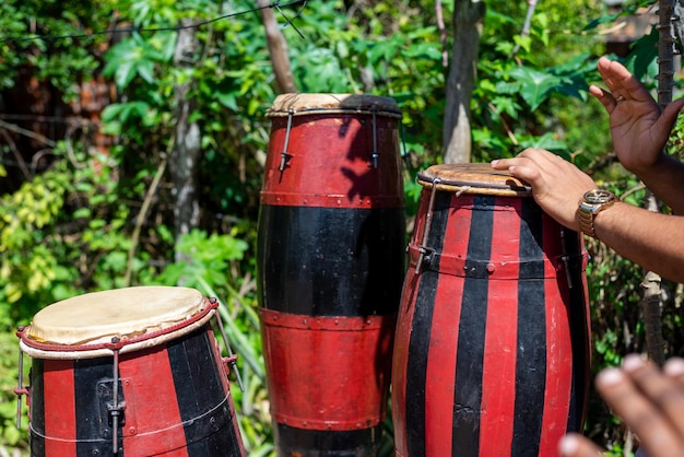 Atabaque brasileiro sendo tocado pelas mãos de um músico Sensação de força e velocidade Ritmo constante Acupe Santo Amaro Bahia