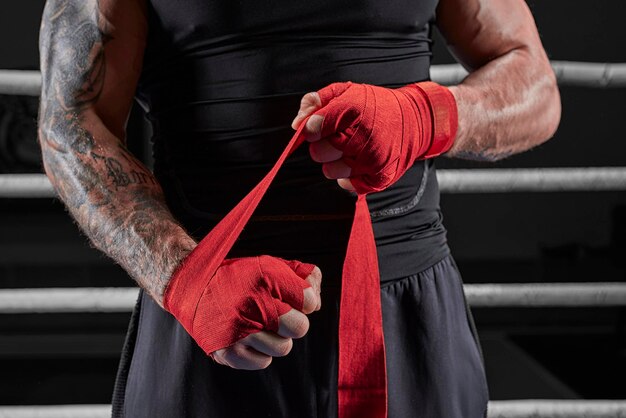 Ataduras vermelhas nas mãos de um kickboxer na perspectiva