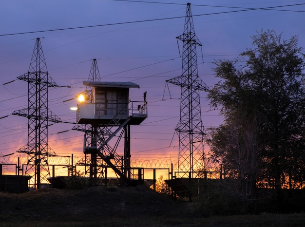 Atalaya de fábrica, vagones, electricidad.