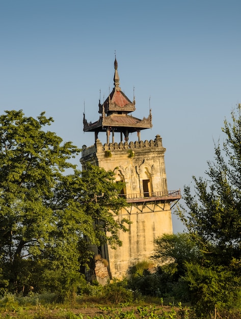 Atalaya de Nanmyin en la antigua ciudad de Inwa, Myanmar