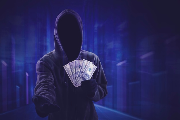 Ataque cibernético con pirata informático encapuchado irreconocible que pide dinero