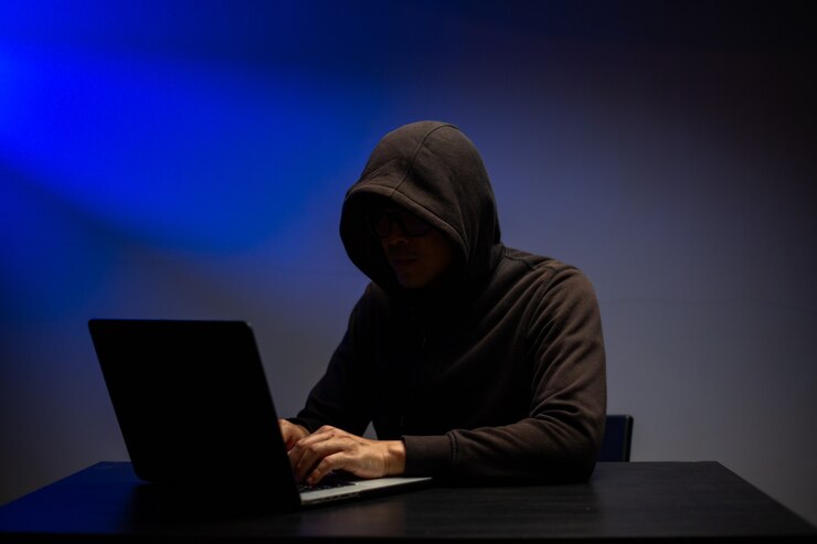 Foto ataque cibernético robando información con programa para piratear contraseña y datos personales. teclado de mecanografía hacker con computadora portátil para sistema de búsqueda y ataque.