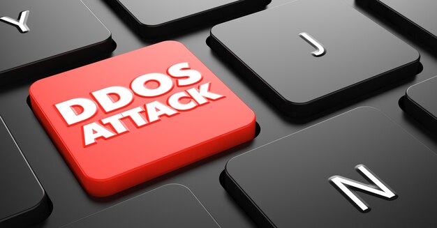 Ataque DDOS al botón rojo en el teclado de computadora negro.