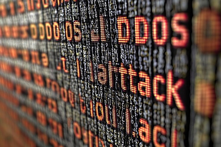 Foto el ataque ddos muestra un texto abrumador en un fondo digital que representa la guerra cibernética