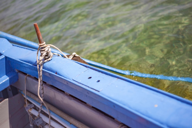 Ataque de un remo en un bote de madera