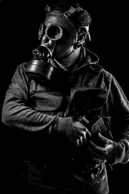 Foto ataque tóxico. un hombre con una máscara de gas en el humo. fondo artistico