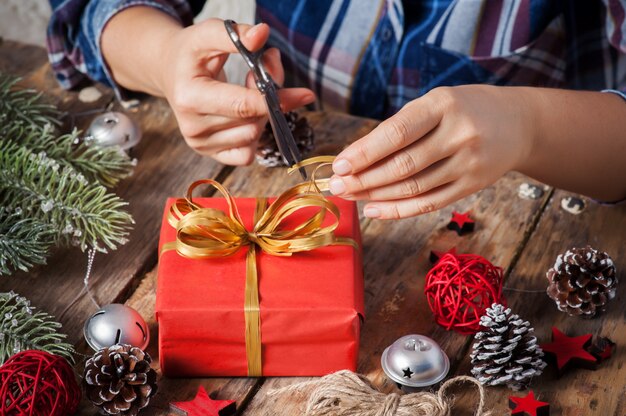 Atar el arco para regalo de Navidad